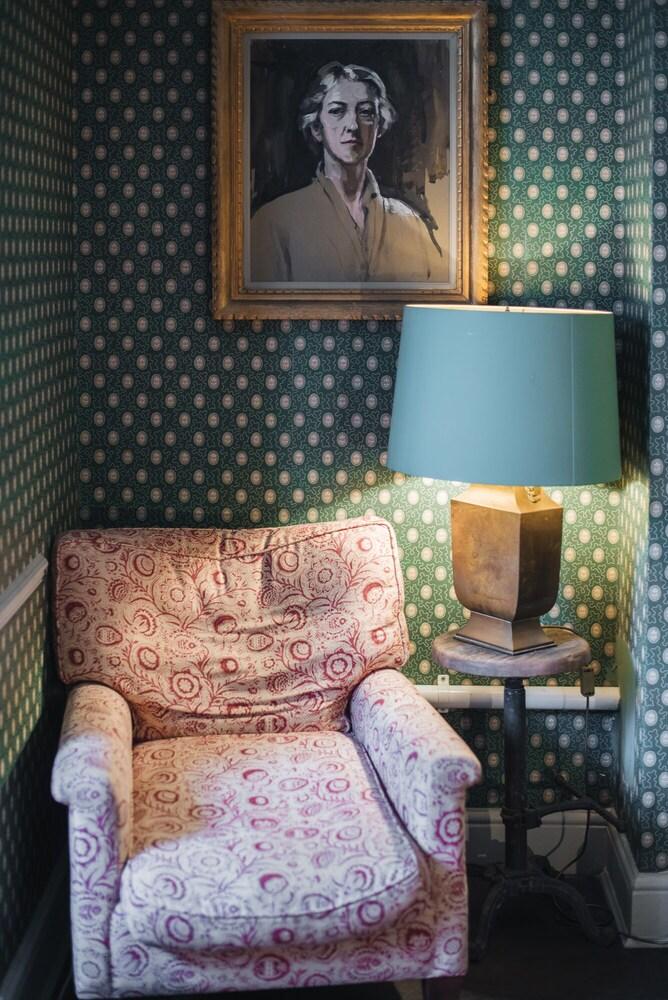 Glorious 2 Bedroom Apartment - Tap to explore photos