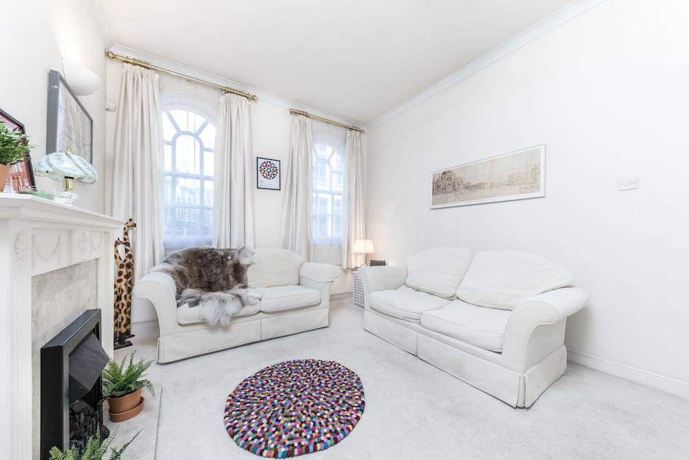 Spacious Apartment in Trendy Islington - Tap to explore photos