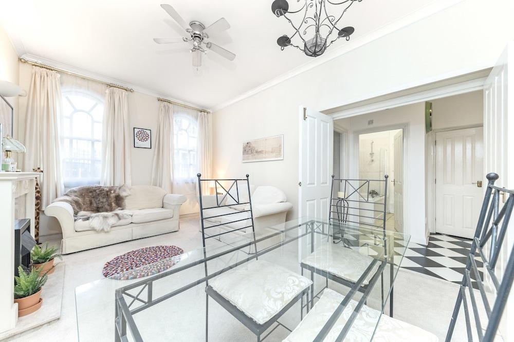 Spacious Apartment in Trendy Islington - Tap to explore photos
