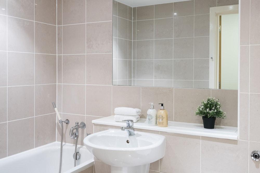 Spacious 2 Bed - Battersea High Street - Tap to explore photos