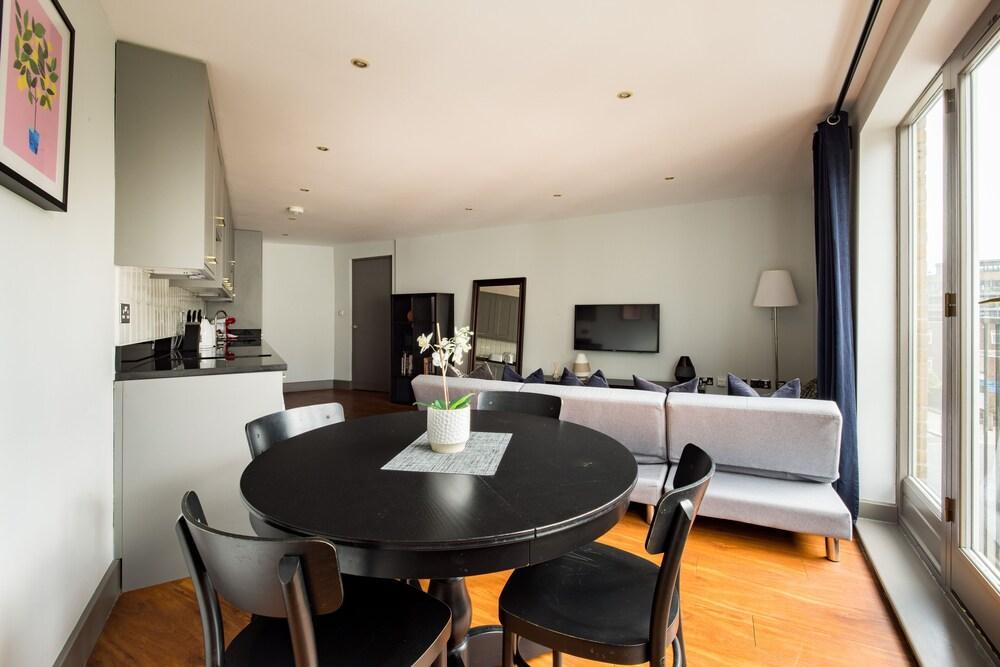 Spacious 2 Bed - Battersea High Street - Tap to explore photos