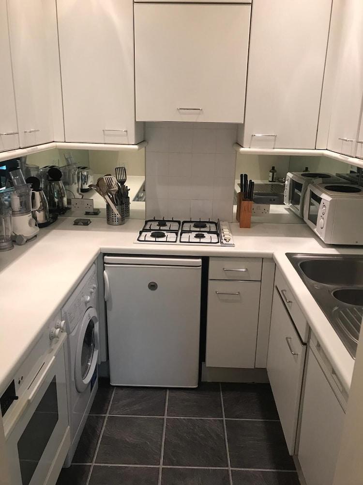 Beautiful one bedroom in Kensington - Tap to explore photos