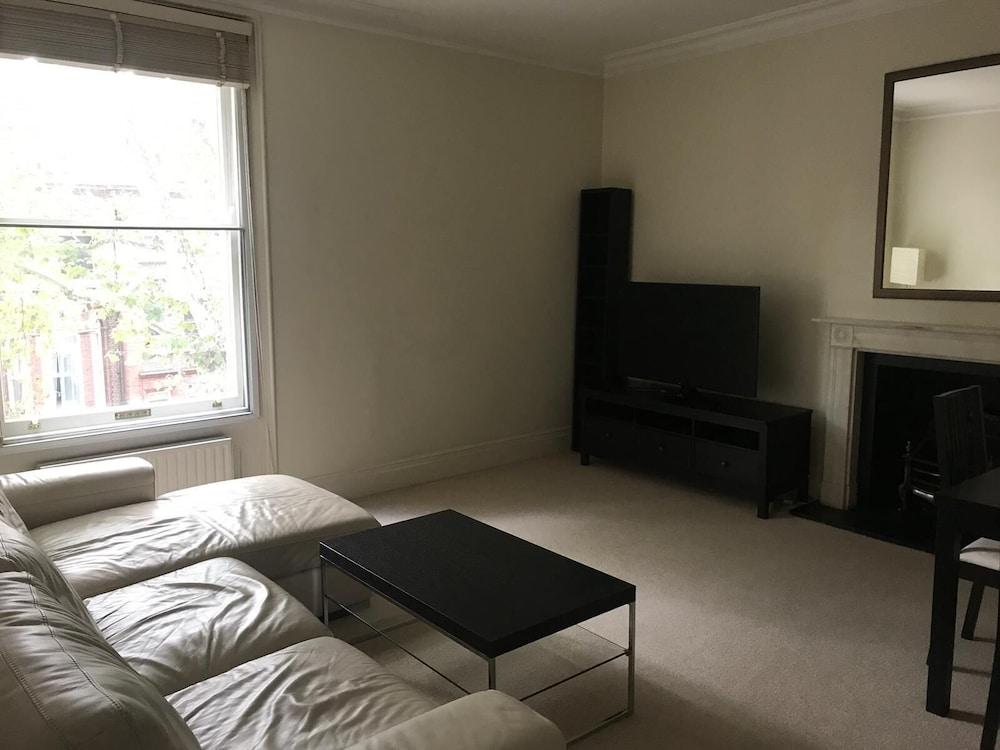 Beautiful one bedroom in Kensington - Tap to explore photos