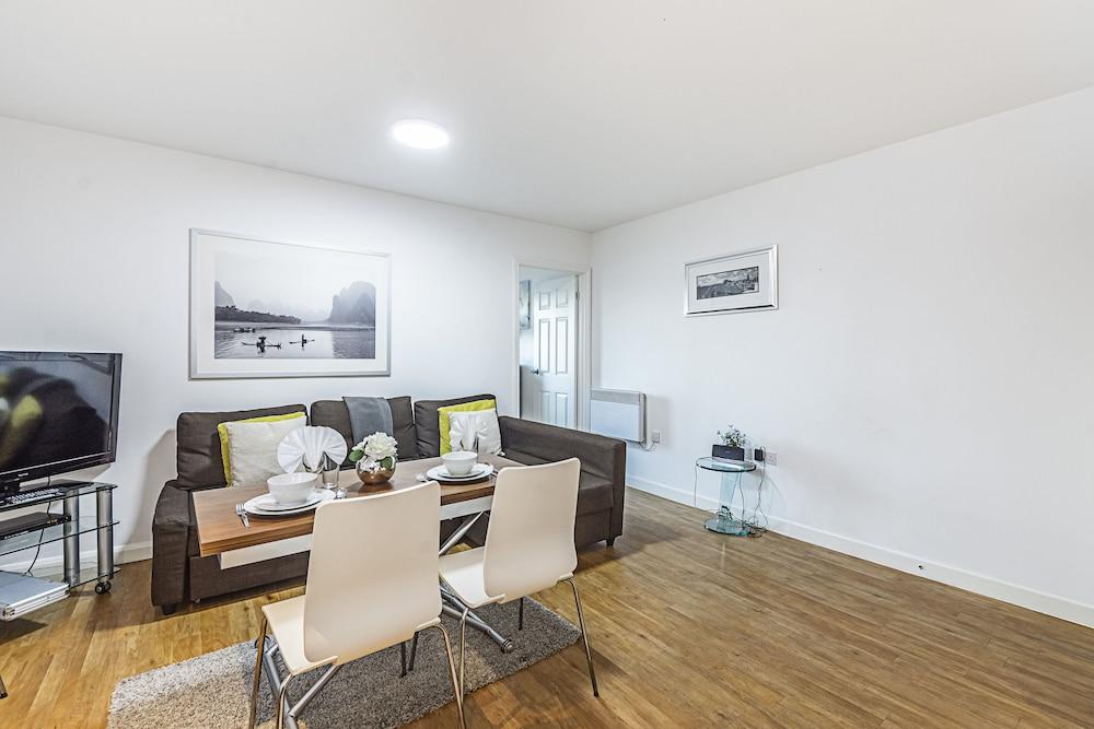 Splendid 3 Bedroom Apartment Marina View - Tap to explore photos