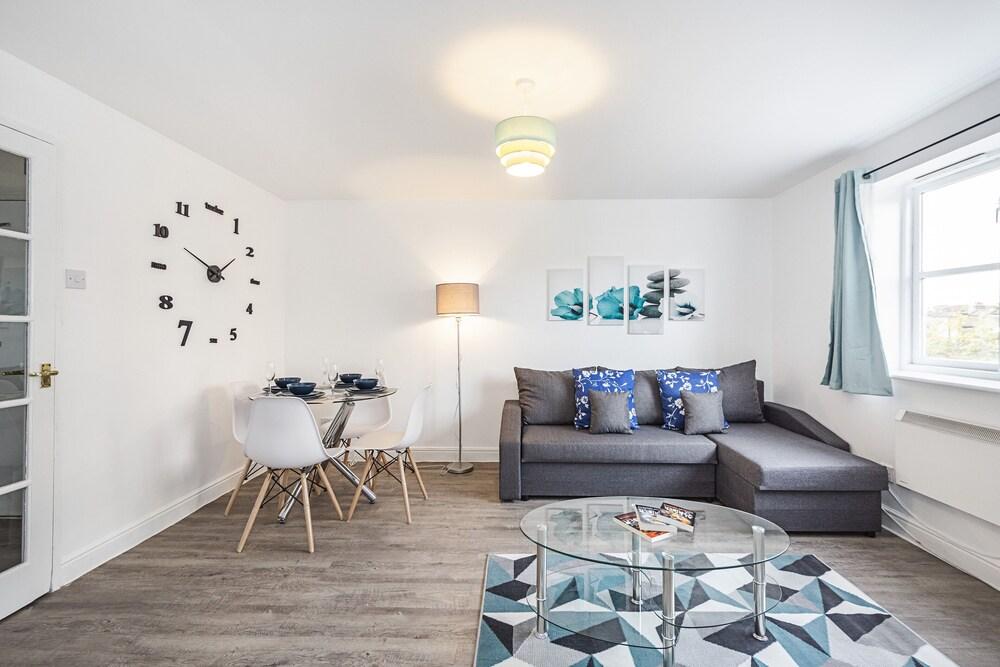 Modern 2 Bedroom Lewisham Apartment - Tap to explore photos