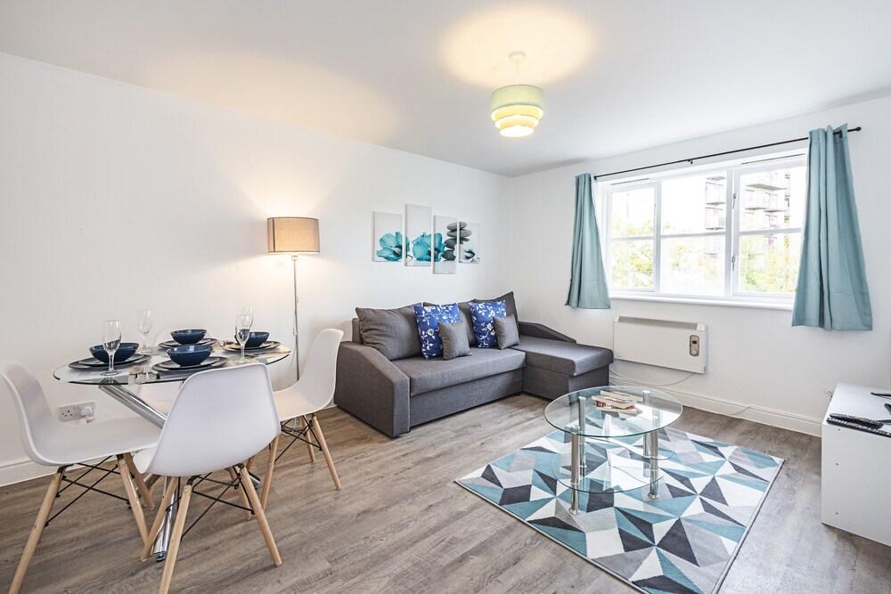 Modern 2 Bedroom Lewisham Apartment - Tap to explore photos
