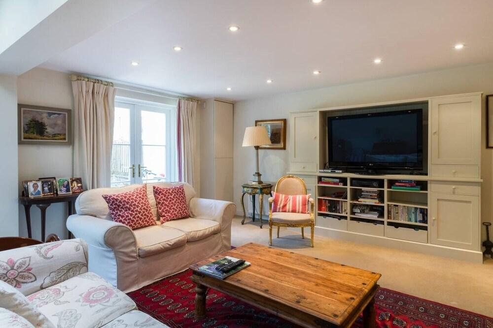 Traditional 5 Bed Family Home Near theTube - Tap to explore photos