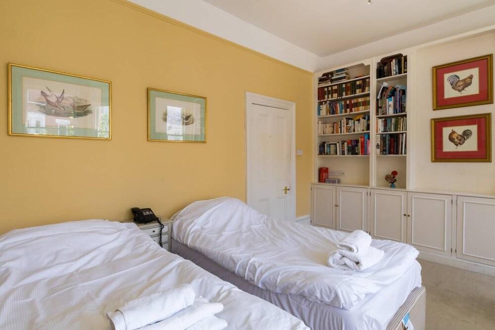 Traditional 5 Bed Family Home Near theTube - Tap to explore photos
