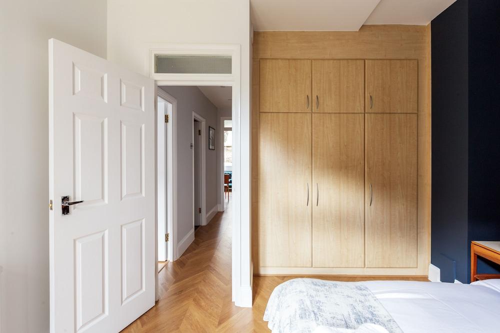 Beautiful 2 Bedroom Garden flat - Tap to explore photos