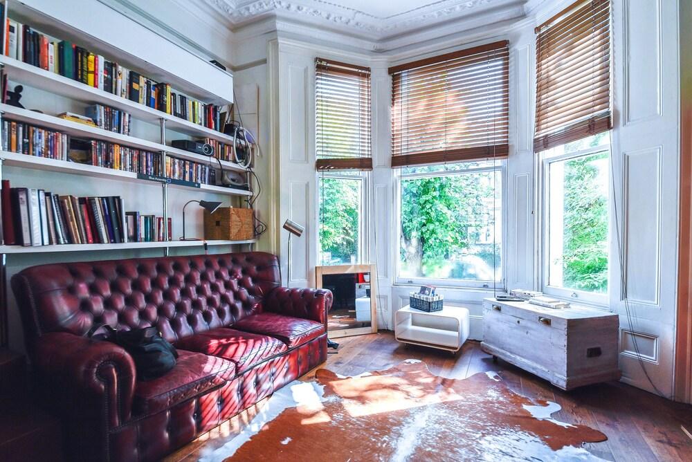 Portobello & Notting Hill Apartment - Tap to explore photos