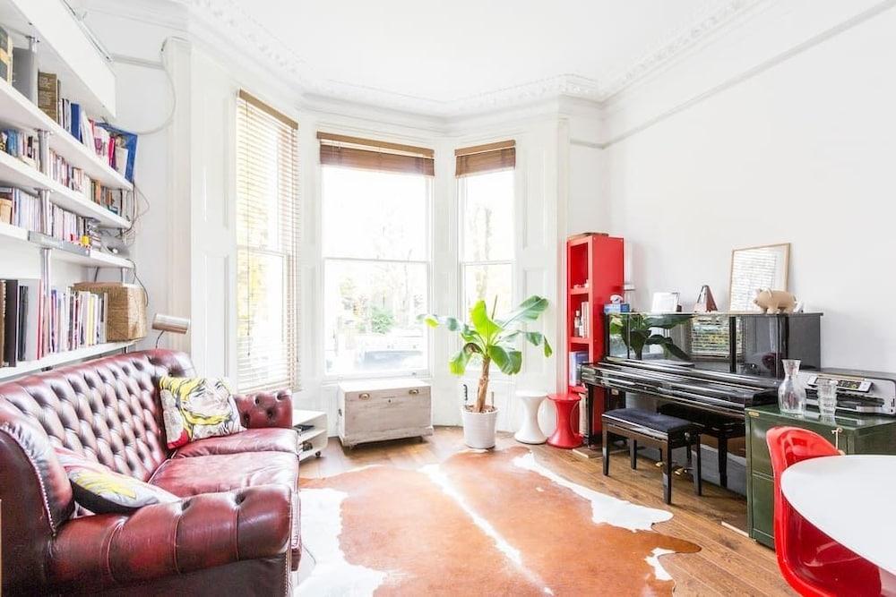 Portobello & Notting Hill Apartment - Tap to explore photos