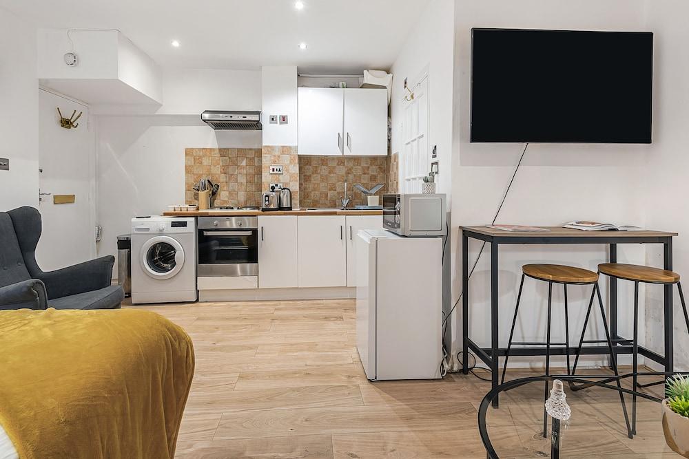 Beautiful Hyde Park Studio Flat - Tap to explore photos