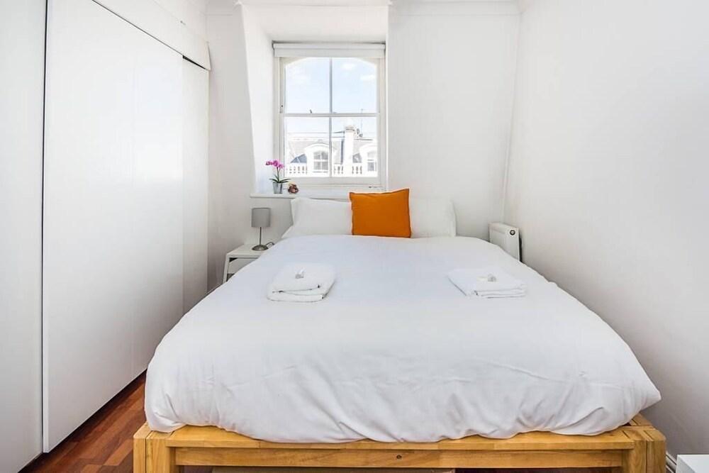 Bright stylish Nott Hill apart sleeps 6 - Tap to explore photos