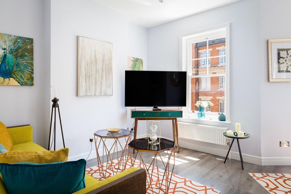 Molyneux Street Apartments - Tap to explore photos
