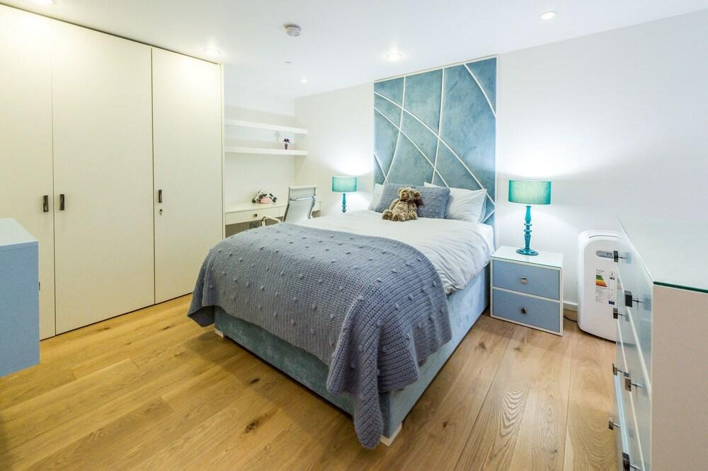 Meritas Court by Lime Street - Tap to explore photos