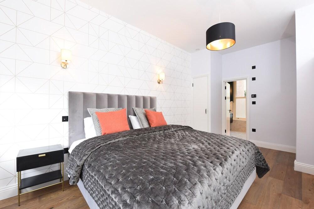 Stylish & Spacious Deluxe Apartments near Victoria Station - Tap to explore photos
