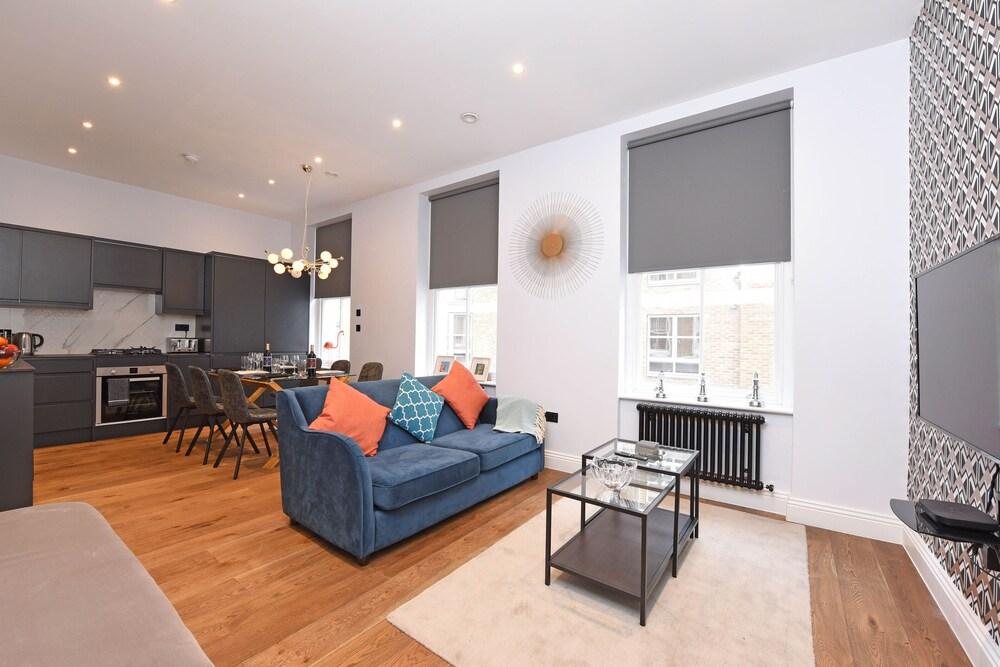 Stylish & Spacious Deluxe Apartments near Victoria Station - Tap to explore photos