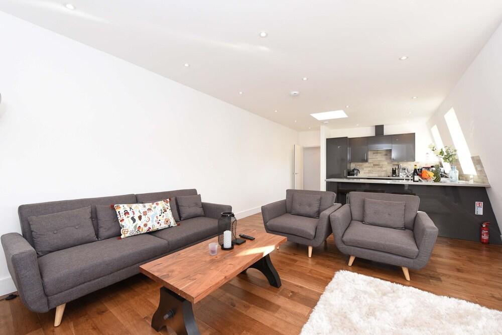 Modern & Spacious 2 Bed Apartment at Clapham Junction - Tap to explore photos