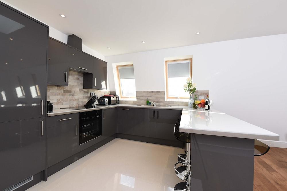 Modern & Spacious 2 Bed Apartment at Clapham Junction - Tap to explore photos