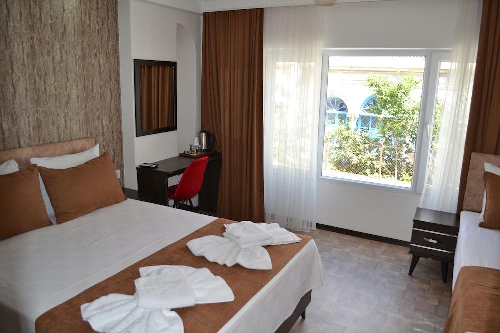 Global 2022 Hotel Room Type - Classic Triple Room, Non Smoking, City View