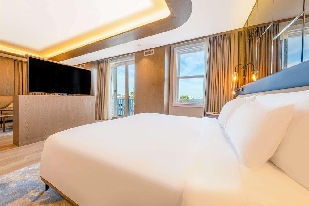 Radisson Hotel Istanbul Sultanahmet Room Type - Suite - Sea View amp; Balcony