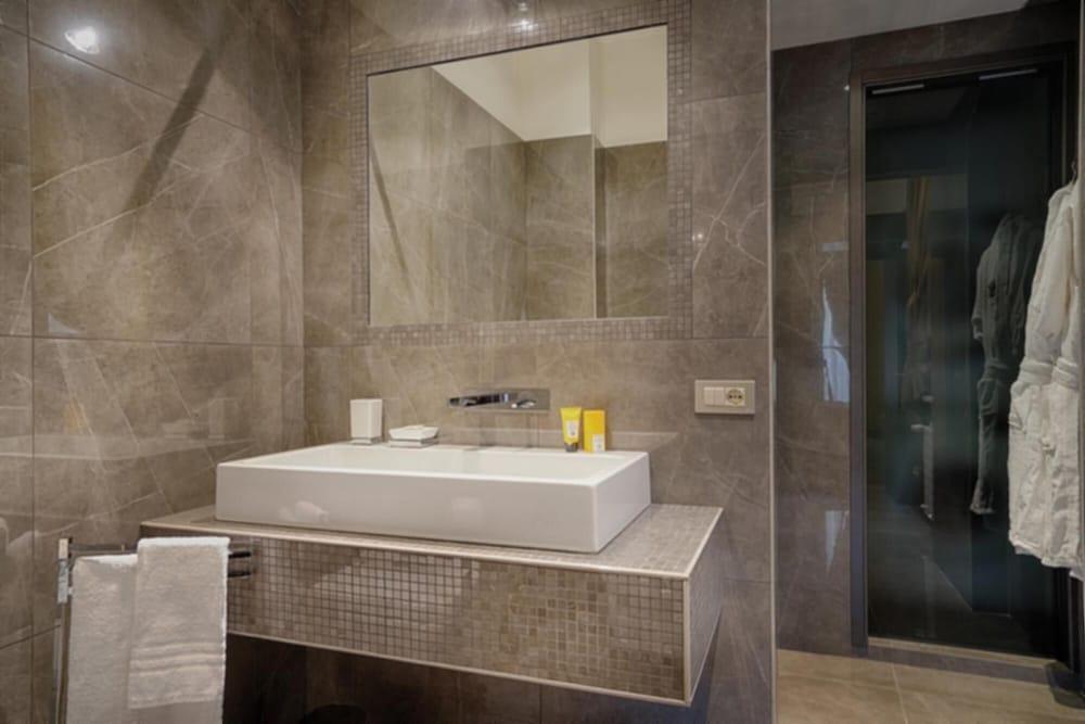 Alta Luxury Apartments - Frezza Apartment - Frezza Apartment 2 Bedrooms - Tap to explore photos