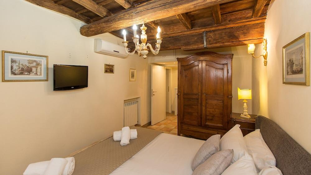 Rental in Rome Falegnami - Tap to explore photos