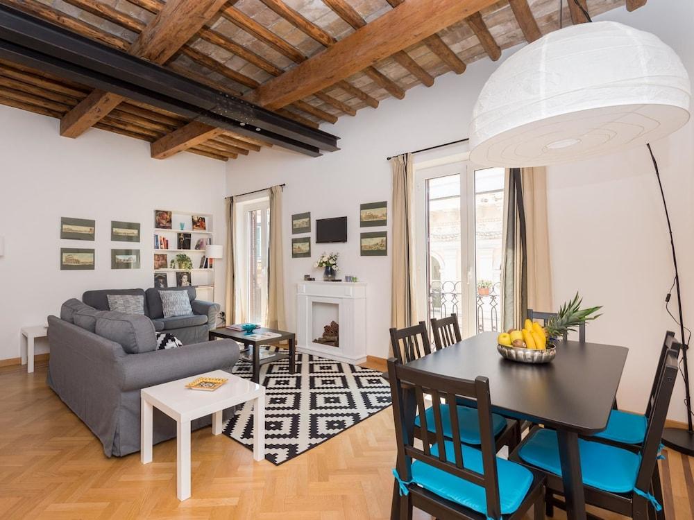 RSH Trevi Fountain Luxury Apartment - Tap to explore photos