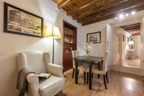 Romantica Studio-Rental in Rome - Tap to explore photos