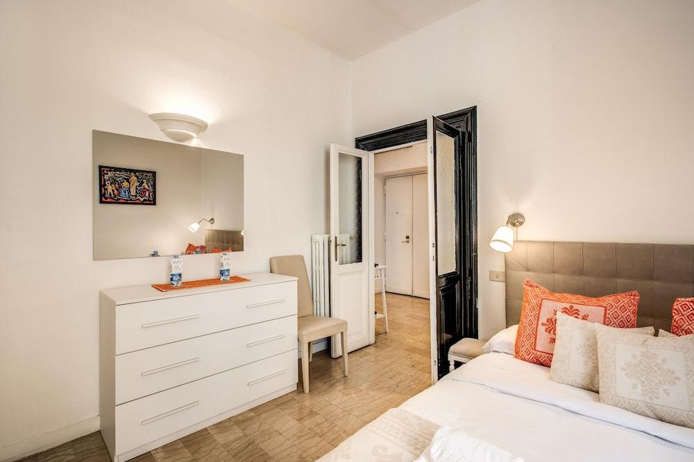 Colonna Suite Luxury - Via del Corso Big Apartment - Tap to explore photos