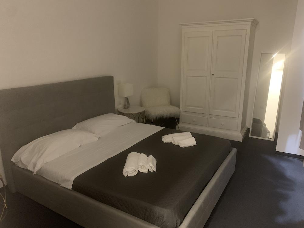 Lungotevere Collection Suite - Tap to explore photos