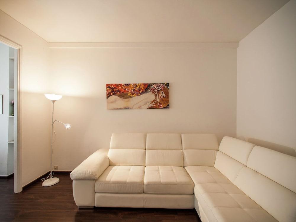 Spacious Apartment in Rome near Sea - Tap to explore photos