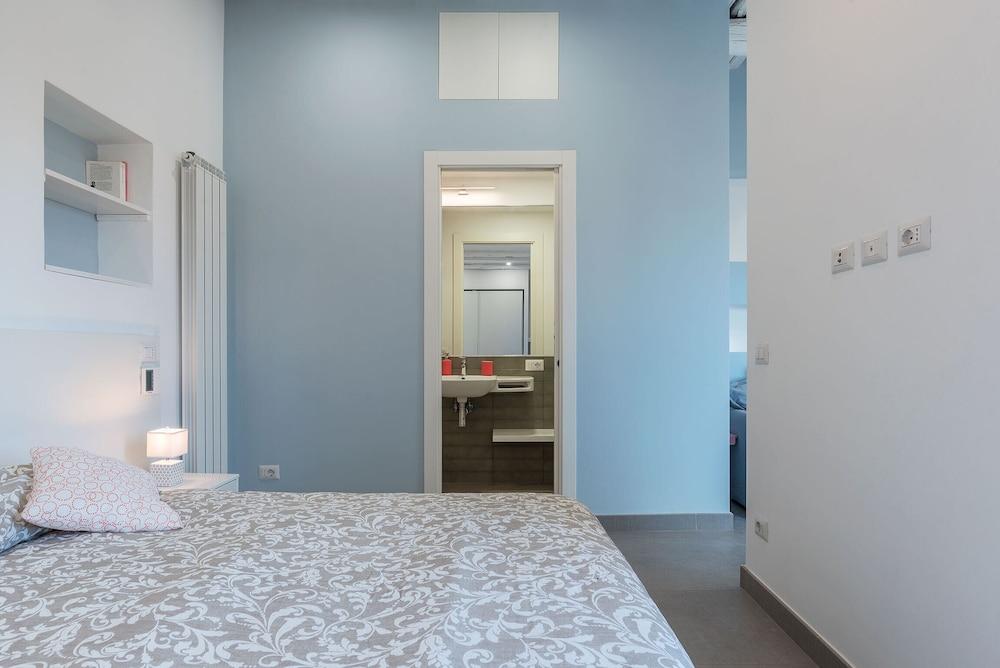 Piazza Navona Panoramic Penthouse - Tap to explore photos