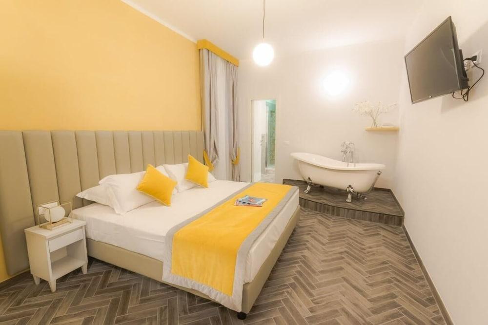 Frattina FF Room Type - Deluxe Double Room (Borgognona)