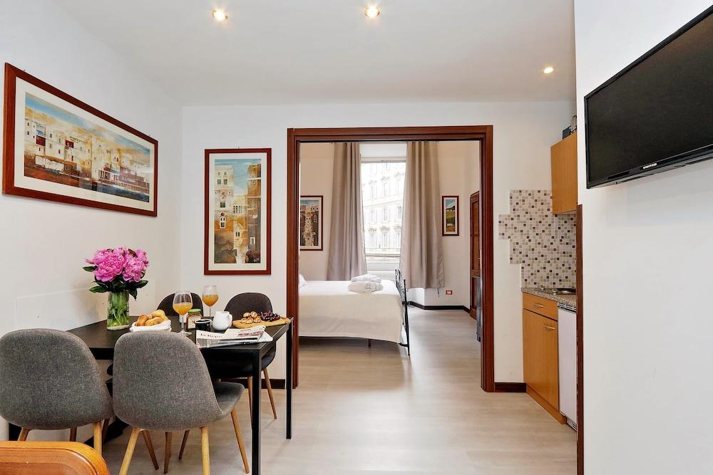 Cavour Square Apartment - Tap to explore photos