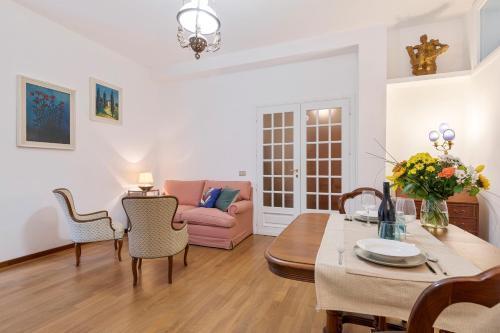 Rome As You Feel - Zoccolette Apartment - Tap to explore photos