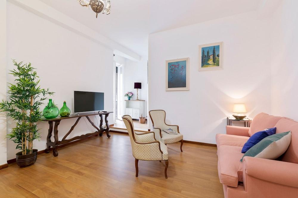 Rome As You Feel - Zoccolette Apartment - Tap to explore photos