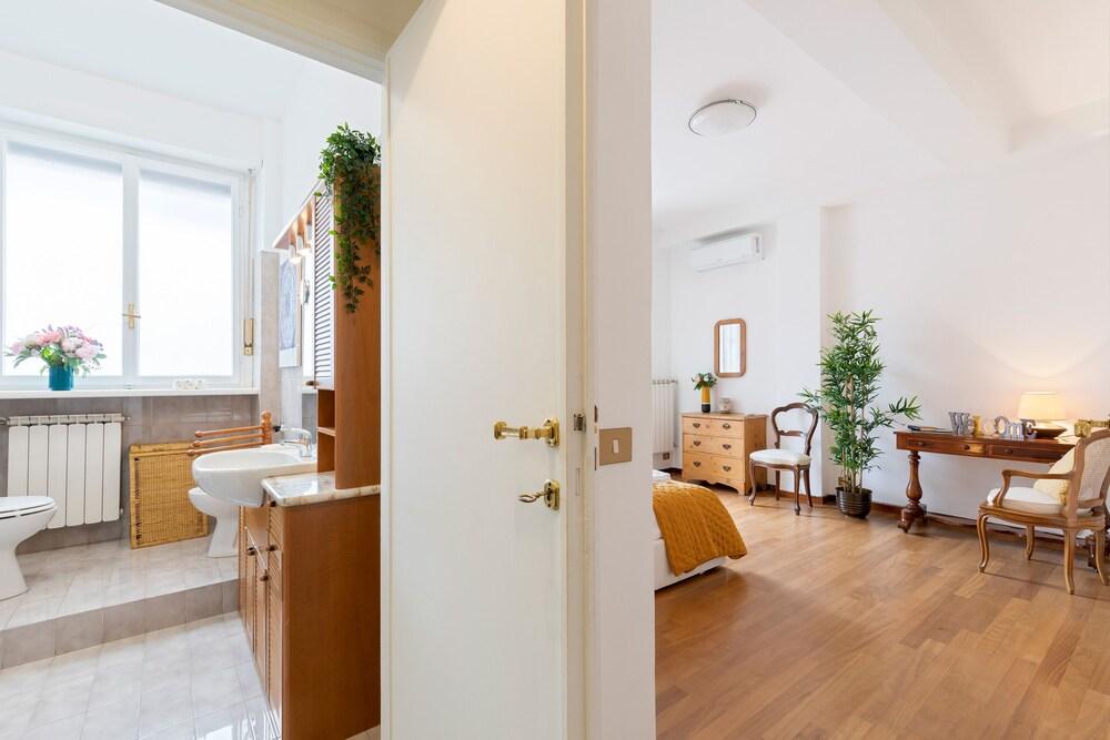Rome As You Feel - Zoccolette Apartment - Tap to explore photos