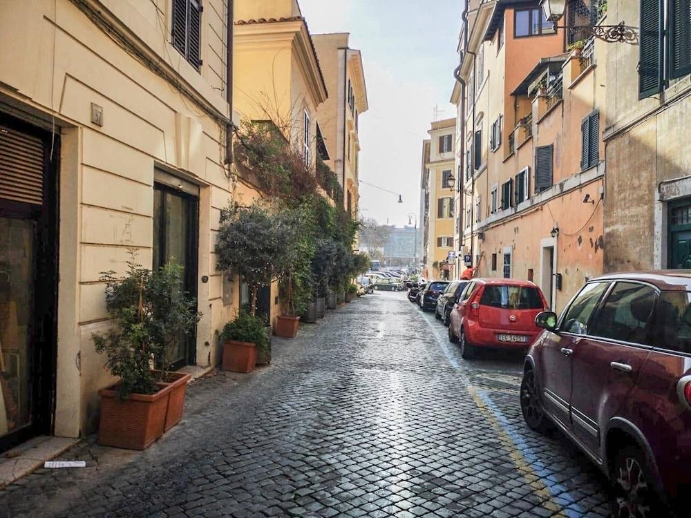 Romaresidence Trastevere Guesthouse - Tap to explore photos