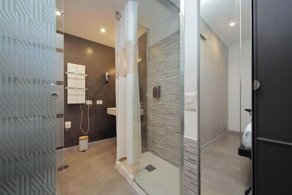 Romaresidence Trastevere Guesthouse - Tap to explore photos