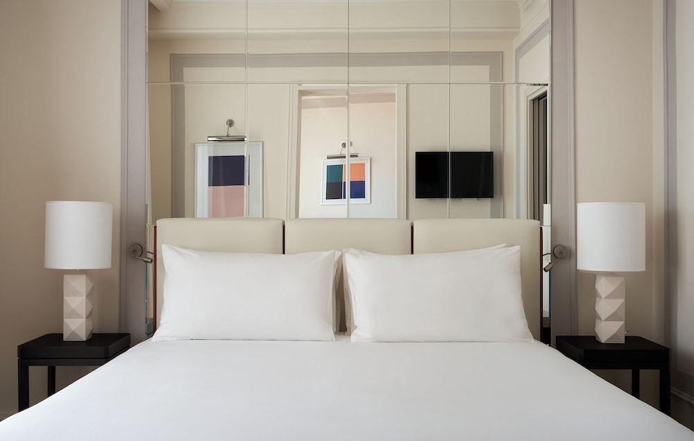 Trastevere Roma | UNA Esperienze | Preferred Hotels and Resorts Room Type - Junior Suite (with Sofa Bed)