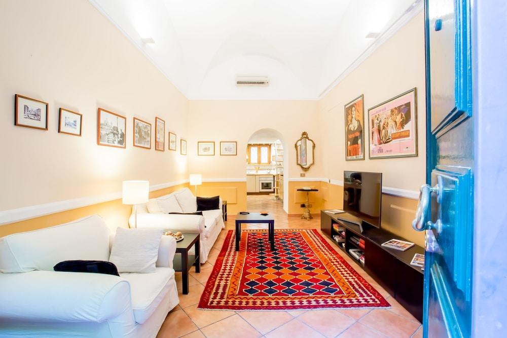 Quiet and Cozy Trastevere Hideaway - Tap to explore photos