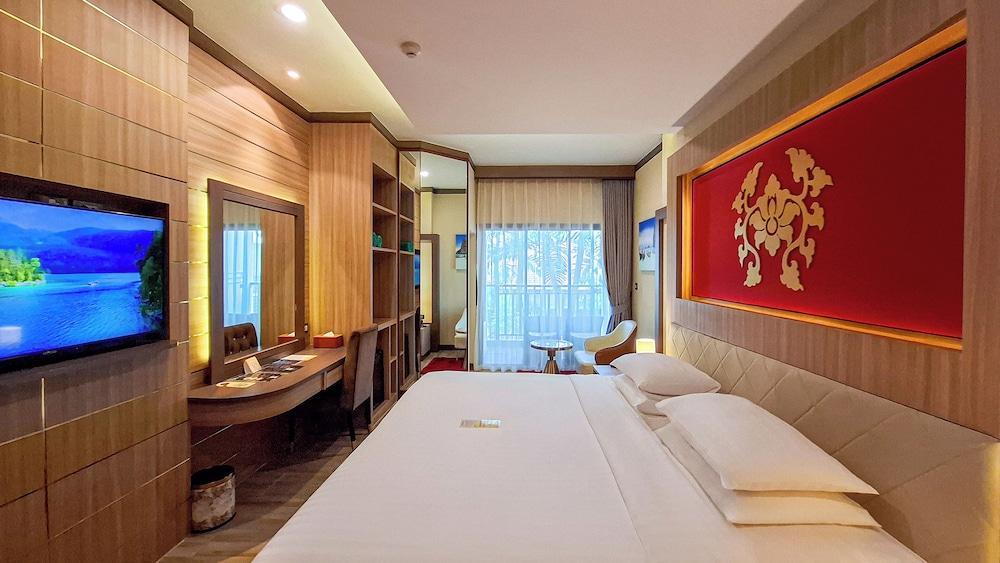 Quality Beach Resorts and Spa Patong Room Type - Deluxe Balcony King