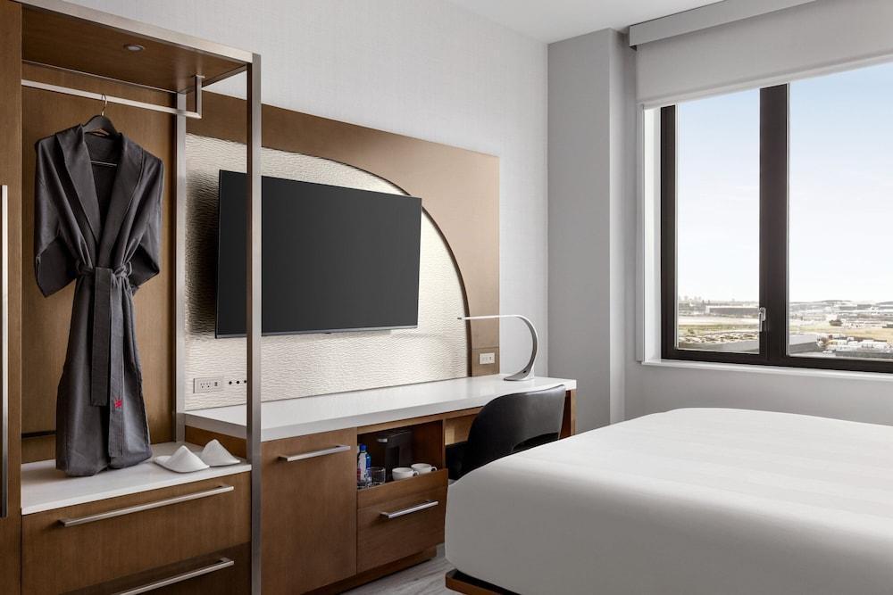 Marriott New York JFK Airport Room Type - Club Room, 1 King Bed (Hearing Accessible)
