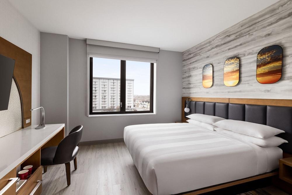 Marriott New York JFK Airport Room Type - Standard Room, 1 King Bed (Hearing Accessible)