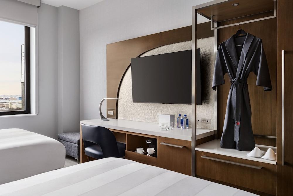 Marriott New York JFK Airport Room Type - Club Room, 2 Queen Beds (Hearing Accessible)