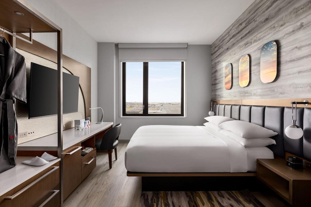 Marriott New York JFK Airport Room Type - Club Room, 1 King Bed (M Club Level)