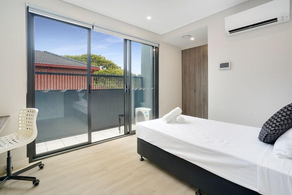 Coogee Studio Apartments - Tap to explore photos
