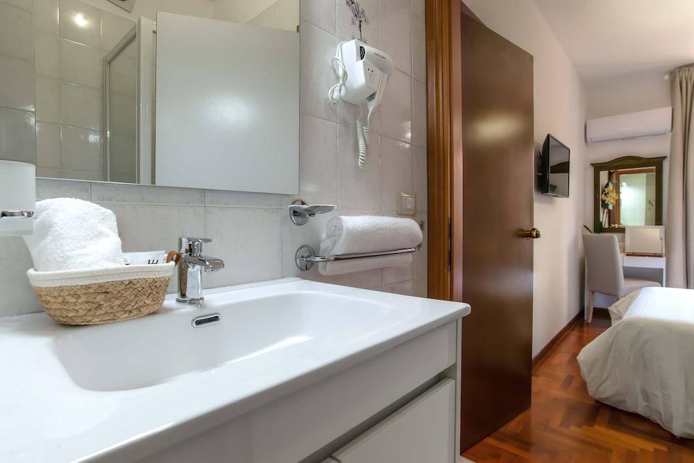 Plaza Rooms Ciampino - Tap to explore photos