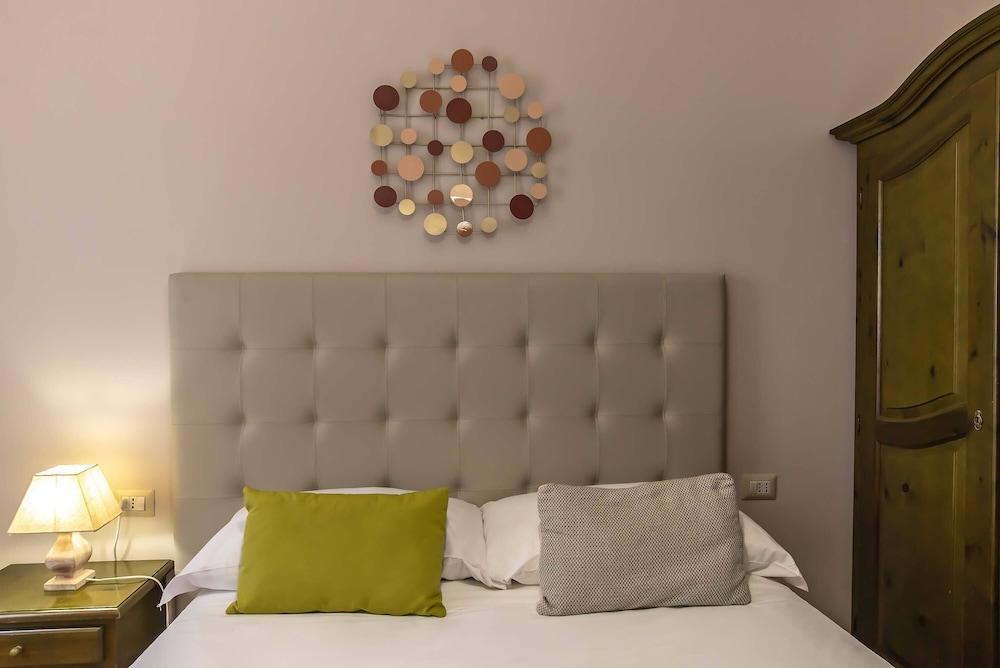 Plaza Rooms Ciampino - Tap to explore photos